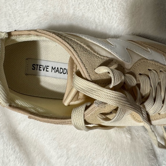 Steve Madden Cream and Tan Sneakers with Minimalist Design - Picture 4 of 6